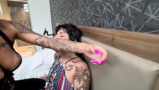 Tangan berbahaya menyerang cewek papan atas