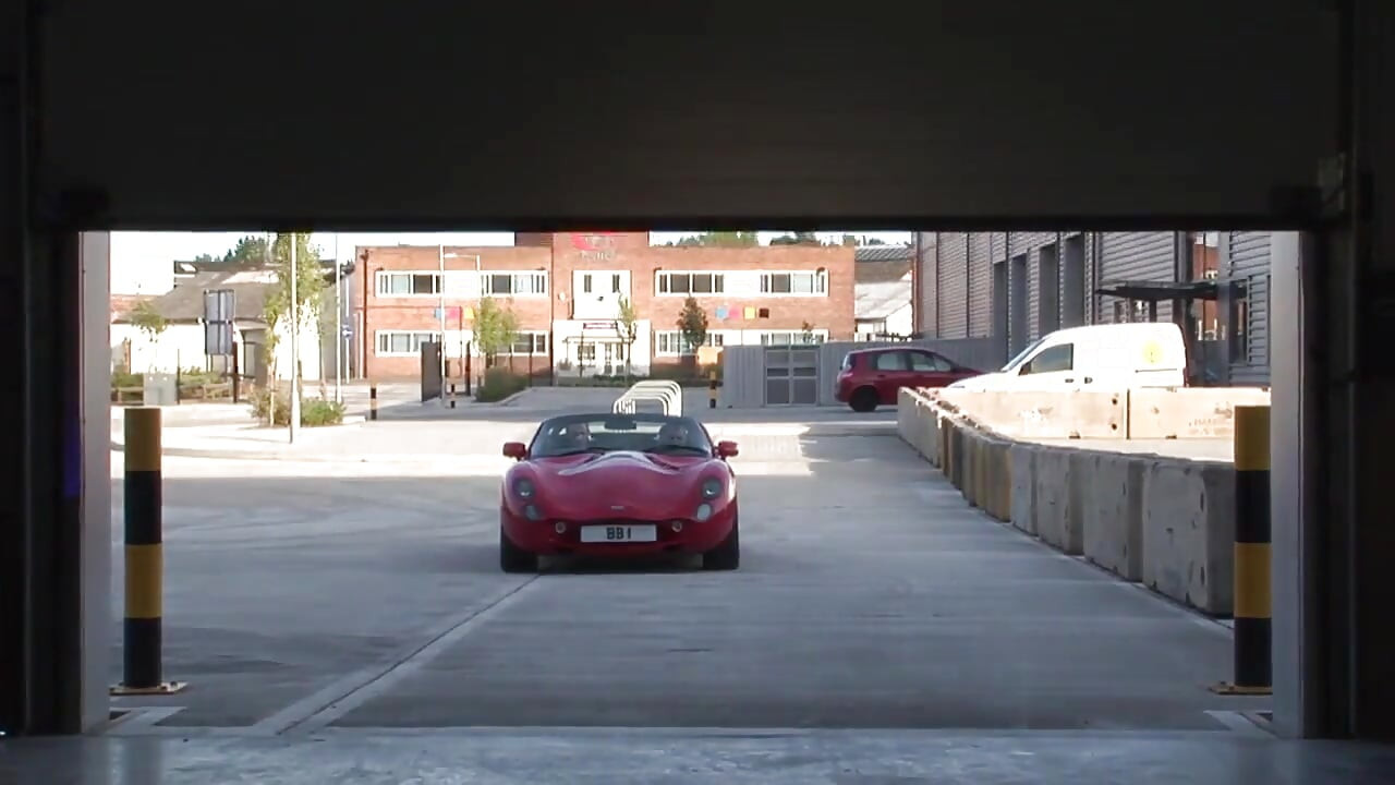 Olgun orta yaşlı seksi kadın Ferrari'de sikiliyor