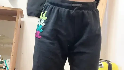 Kencing seksi di memek mungil asia yang berantakan basah