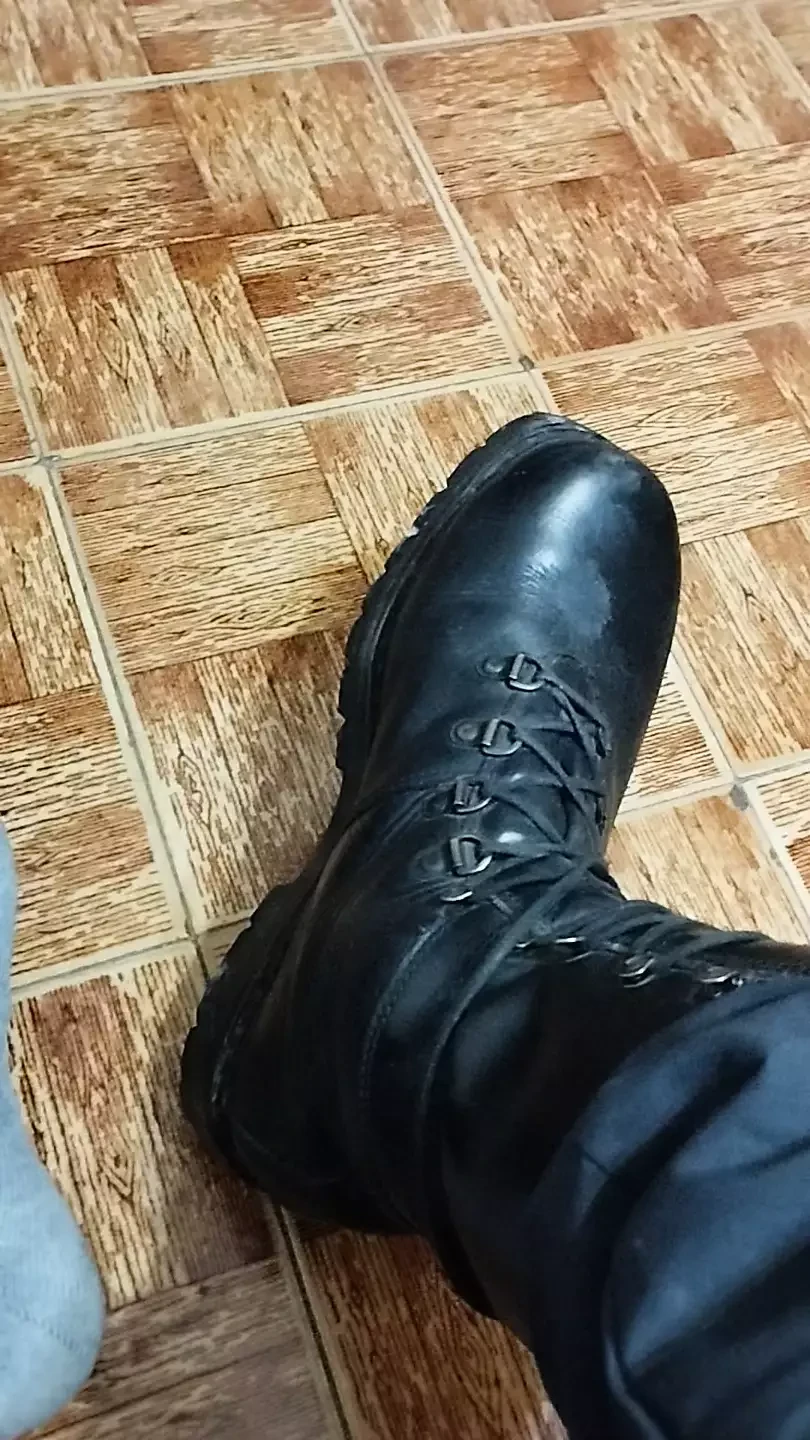 享受主人的脚和靴子