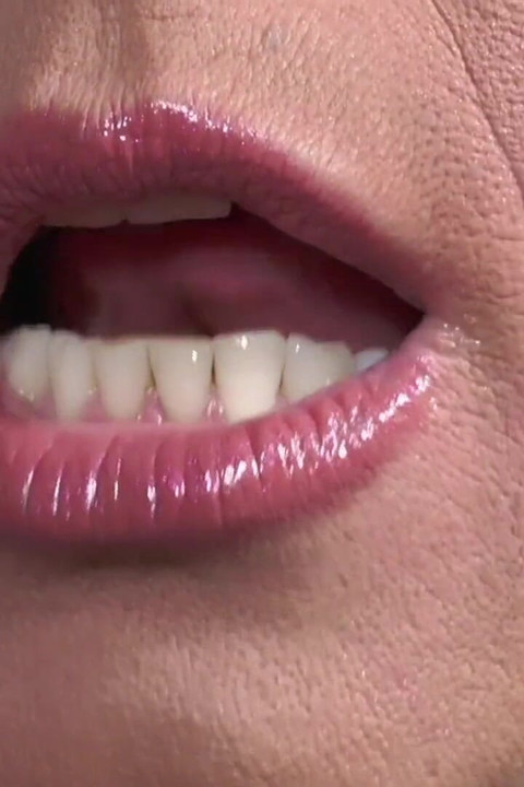 Maskirana brineta u štiklama, mrežastim čarapama i rukavicama pruža ovom poslovnom čovjeku jebeno zadovoljstvo