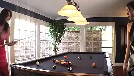 Milf und ihre freundin ficken nach dem billard