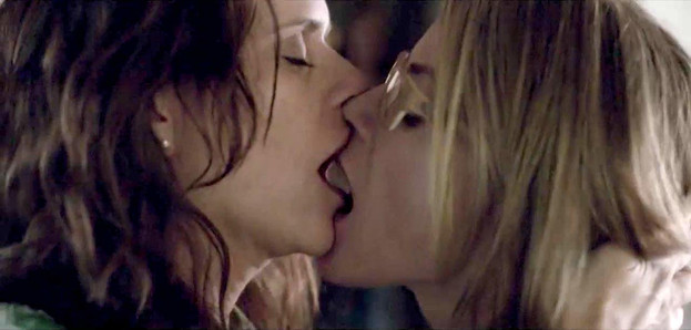 Amy Landecker & Gillian Vigman Lesbo Kiss -ScandalPlanet.Com