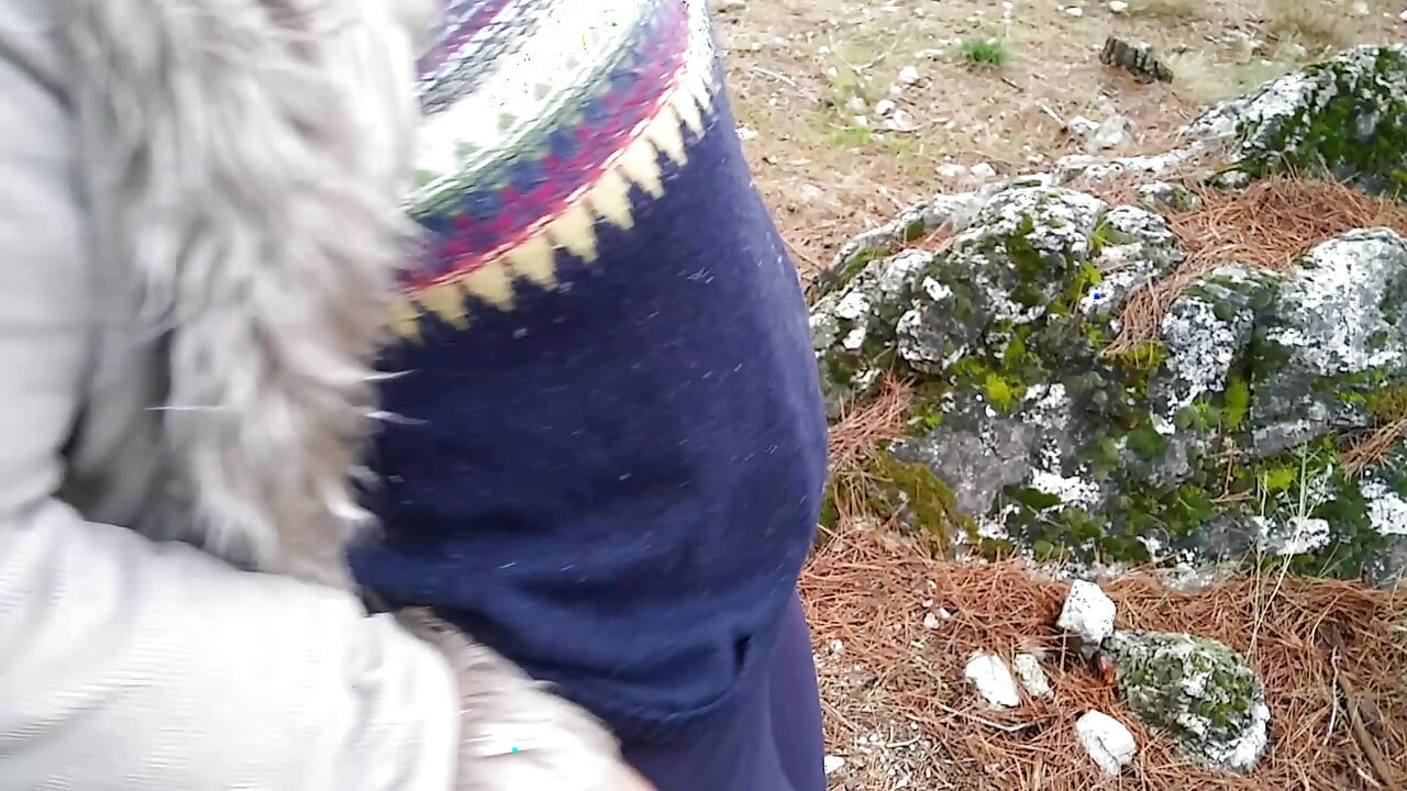 NIEZNAJOMA WĘDRÓWKA ZERŻNIĘTA W GÓRY