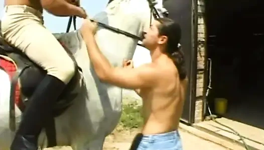 Горячую блондинку на улице трахнули в задницу два мужика