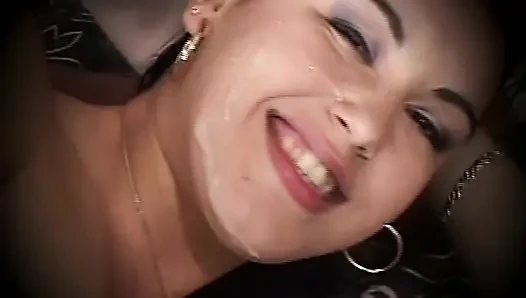 Göğüsleri ve amında piercingli kız emiyor ve büyük yarağı boşaltıyor
