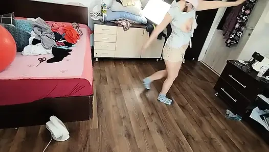 Seksi Esmer Evin Etrafında Çıplak Ev Işleri Yapıyor.