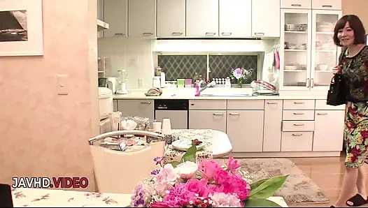 Dreier-szenen mit leidenschaftlichem JAV-star Airi Miyazaki Blowjob-fähigkeiten glänzt reif