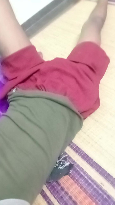 Seksi pozla yarak gösterisi
