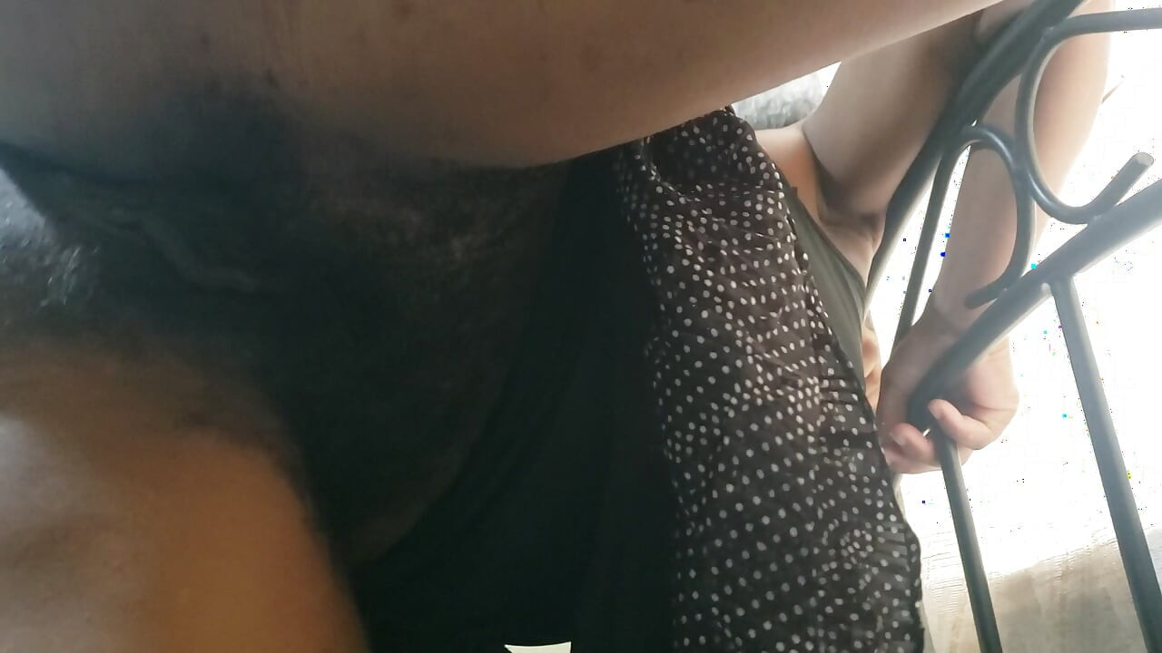 Tante seksi dengan memek aduhai ini ngentot sambil nungguin dientot - close up