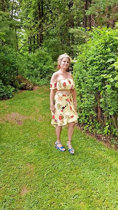 Zusammenstellung von Mami-Clips, die von ihrer OnlyFan Seite veröffentlicht werden