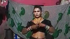 Maduri bhabhi vistiendo sari negro