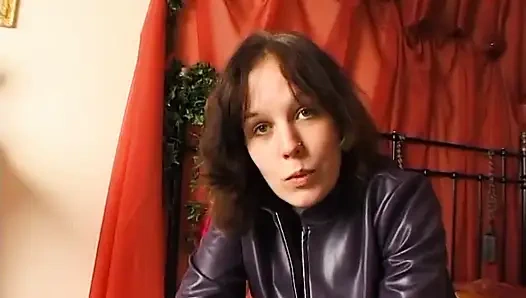 Si rambut cokelat toket kecil mengobel dan menggosok memeknya