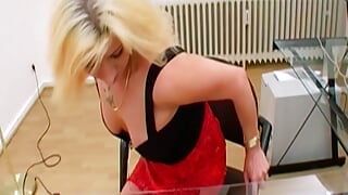 Горячая дама-блондинка из Германии трахает пальцами и трет ее бритую киску