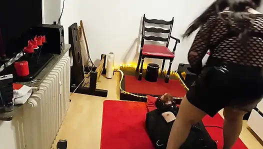 Deri çuvalda lave bölüm 1 - orta yaşlı seksi kadın bağlı yarağı azdırıyor kenar engelleme bdsm