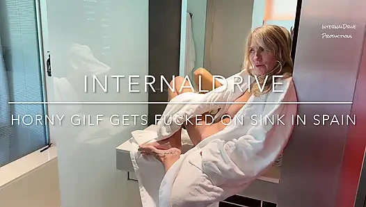 Azgın Nine İspanya'da Lavaboda Sikiliyor.