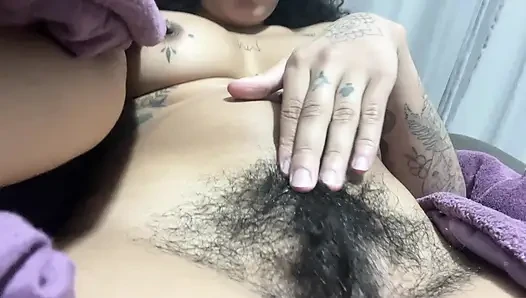 Behaarte muschi bei Deren behaarte frau