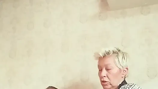 Ibu tiriku dan aku suka menonton film porno dan berhubungan seks