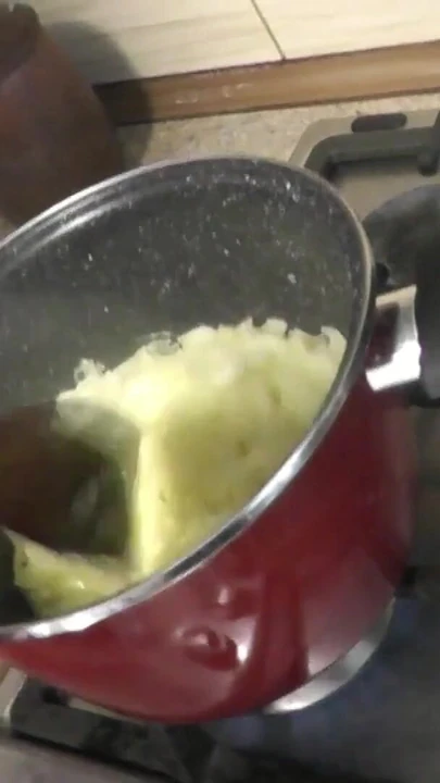 来自“裸体做饭二”的惊心动魄时刻。穿着丝袜高跟鞋的透明内裤没有穿性感的金发熟女。