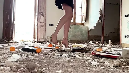 Topuklu ayakkabı altında ezildi