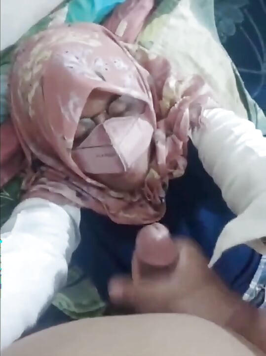 Endonezyalı tesettürlü kız viral oluyor. Stepaunt Riani ile oral seks