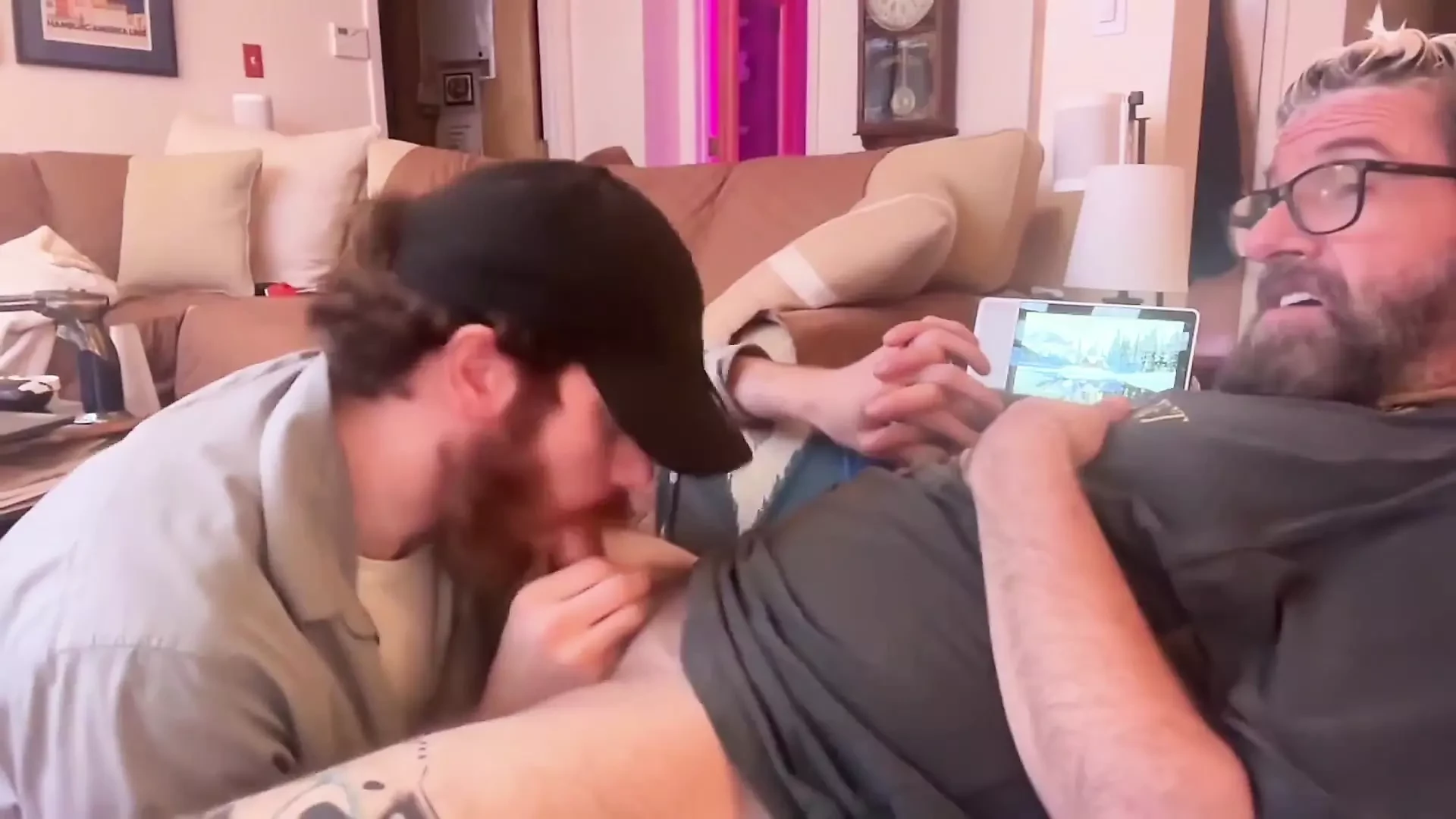 Αργά το βράδυ BJ για τον άντρα cum swallow