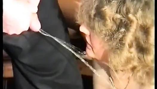 Blonde schlampe aus deutschland lutscht seinen schwanz nach dem pinkeln