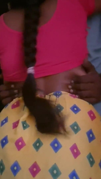 Isteri desi panas India mengongkek suami adik tirinya yang kecil | Klip 2