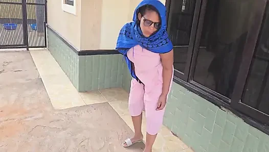 Schönes mädchen aus ghana fingert ihre rosa muschi