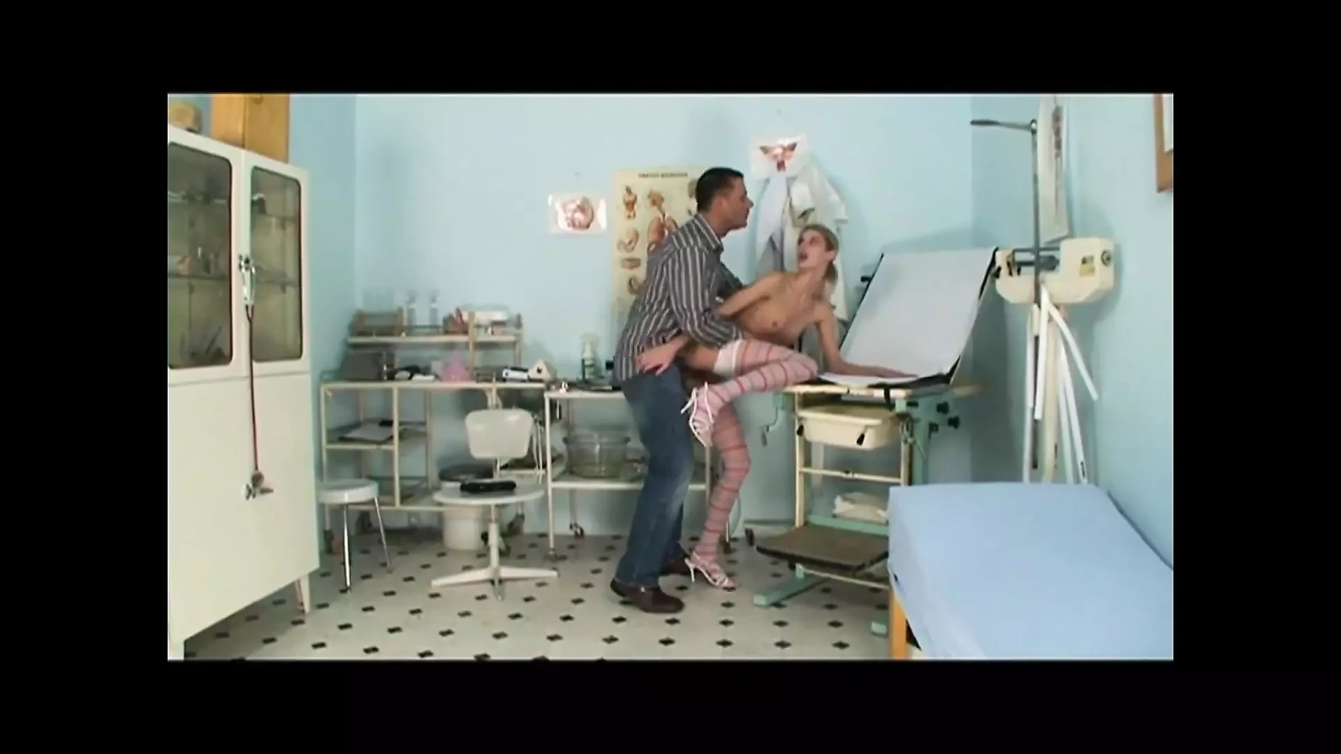 Y tá tuổi teen với bộ ngực đẹp bị đụ và bắn tinh vào miệng bởi con cu khổng lồ nghiệp dư
