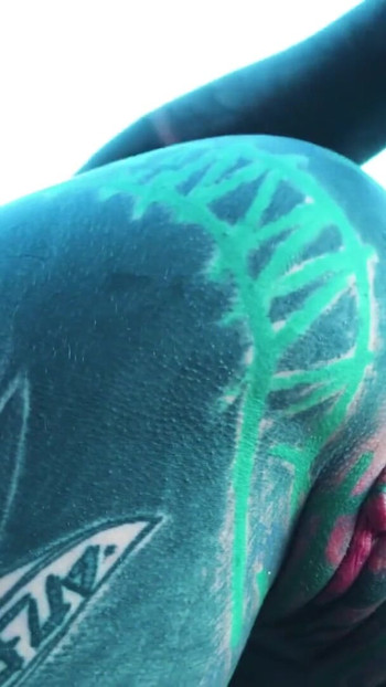 Drkam vani blizu guzice s dildom | Isječak 2