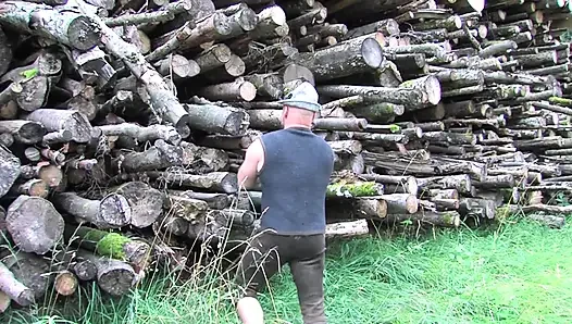 Sarışın canavar bir yarağı emiyor ve sonra ağzına boşaltıyor