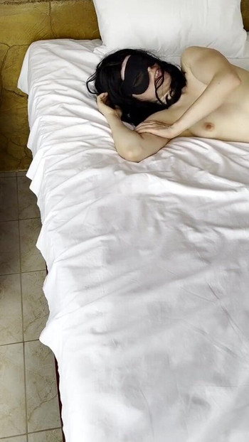 Moment emblématique de « Hotwife prend un creampie profond sans contraception à côté de son mari - il est coquin et se branle »