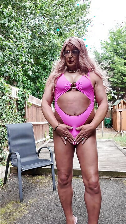 Seksowny Crossdresser kellycd2022 w moim seksownym różowym stroju kąpielowym i szpilkach