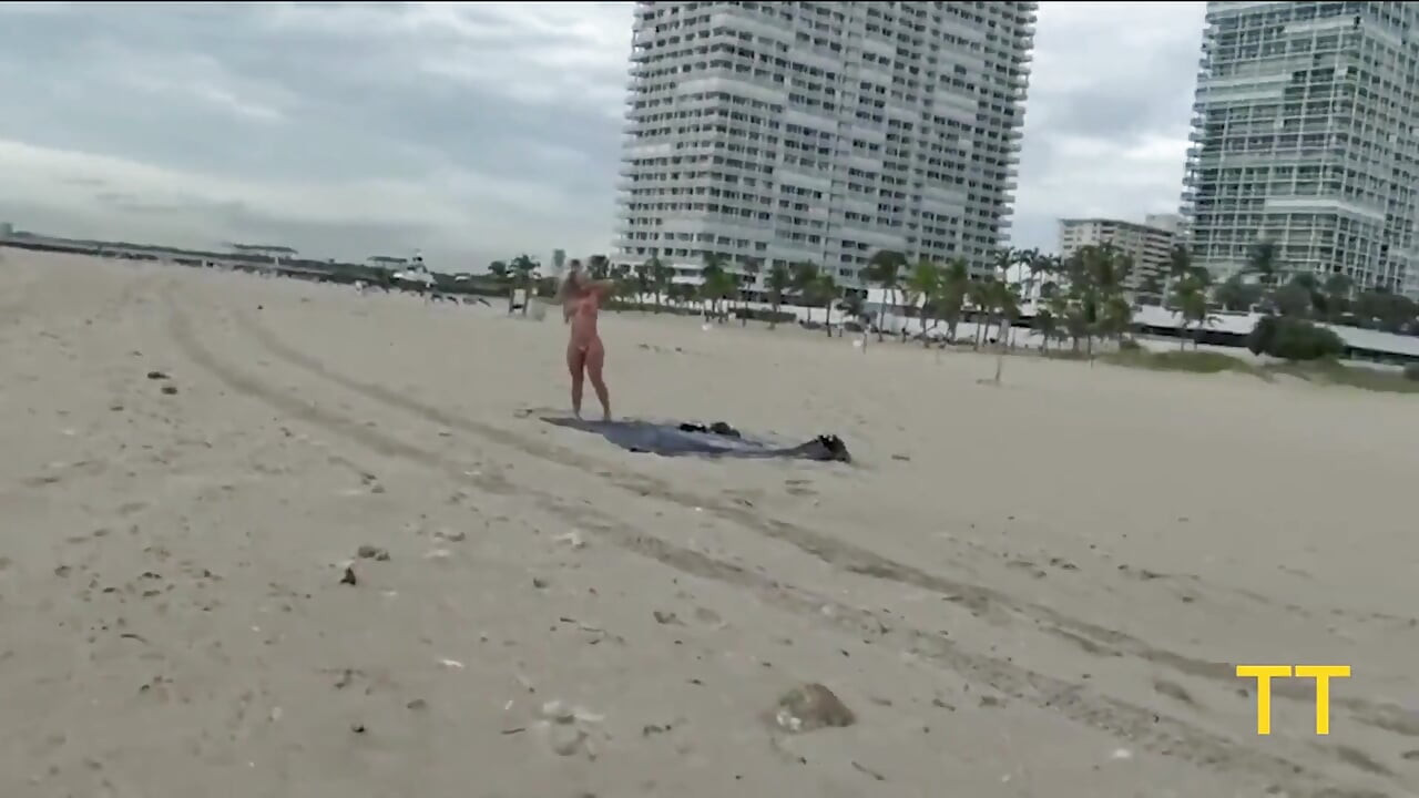 Brandi Bae Gives Stranger Random Handjob on Public Beach