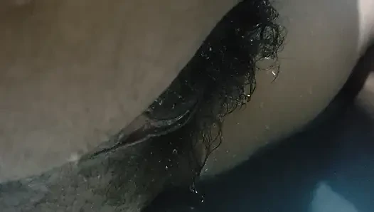 Geile Ehefrau mit grosser Fotze stehend im Wasser, Homemade-Sex & haarige Fotze Nahaufnahme getragen