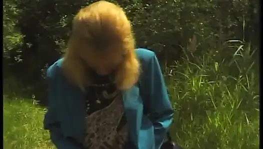 Kıllı sarışın olgun açık havada güzel vakit geçiriyor