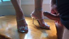 Камшот по всей жене на высоких каблуках в сандалиях мюла