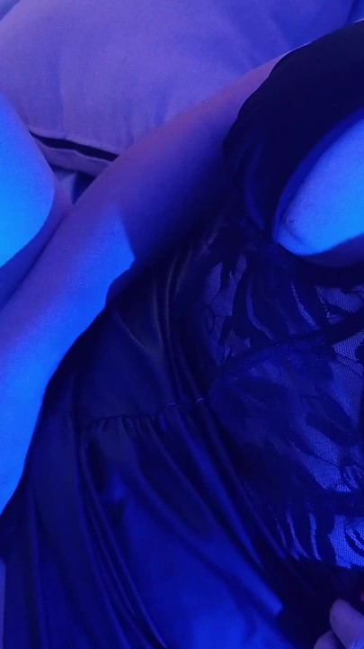 蓝光下的热辣拉丁熟女得到口交, 假阳具手淫和多汁的液体与高潮