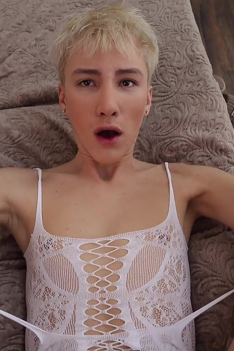 シシーボーイが継父のチンポをしゃぶり、アナルを受け入れる