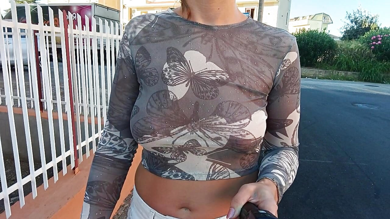 caminata sin sujetador, enseñando las tetas en público