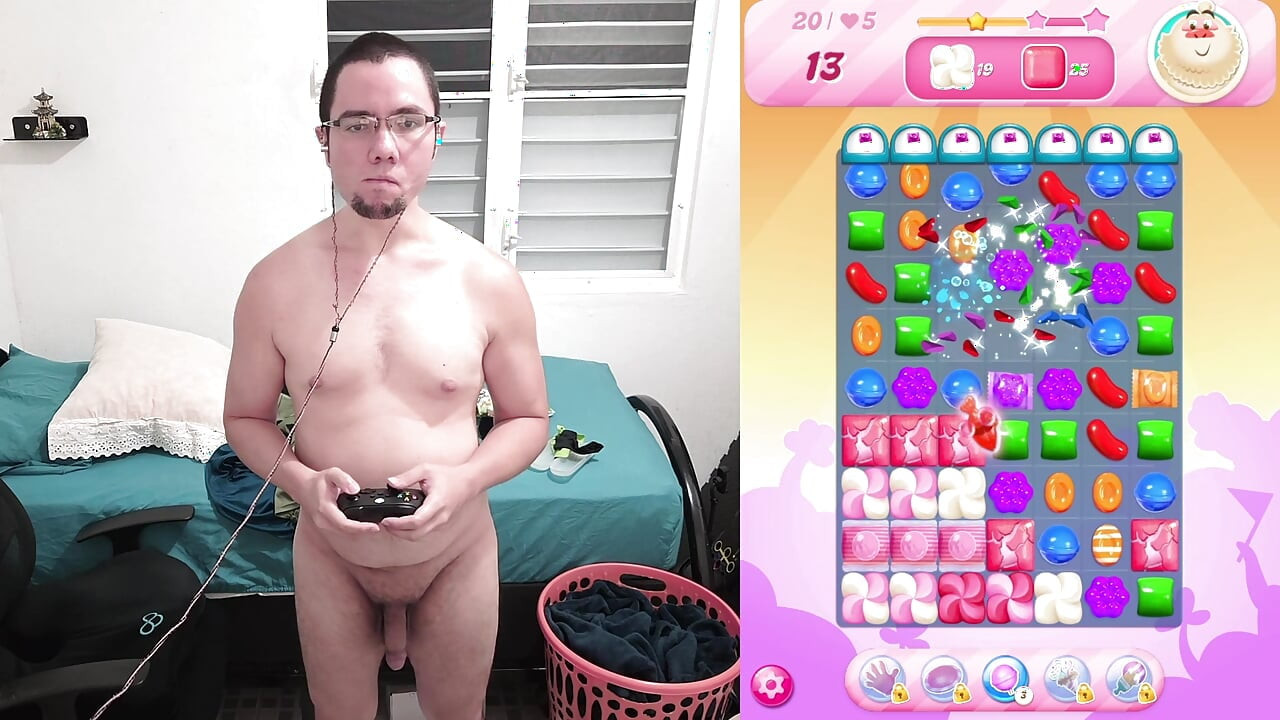 欲求不満の裸の男がキャンディクラッシュサーガ#4を演奏