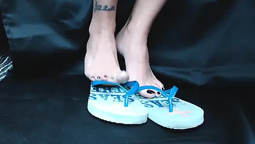 Mainin sepatu flip flops karet biru
