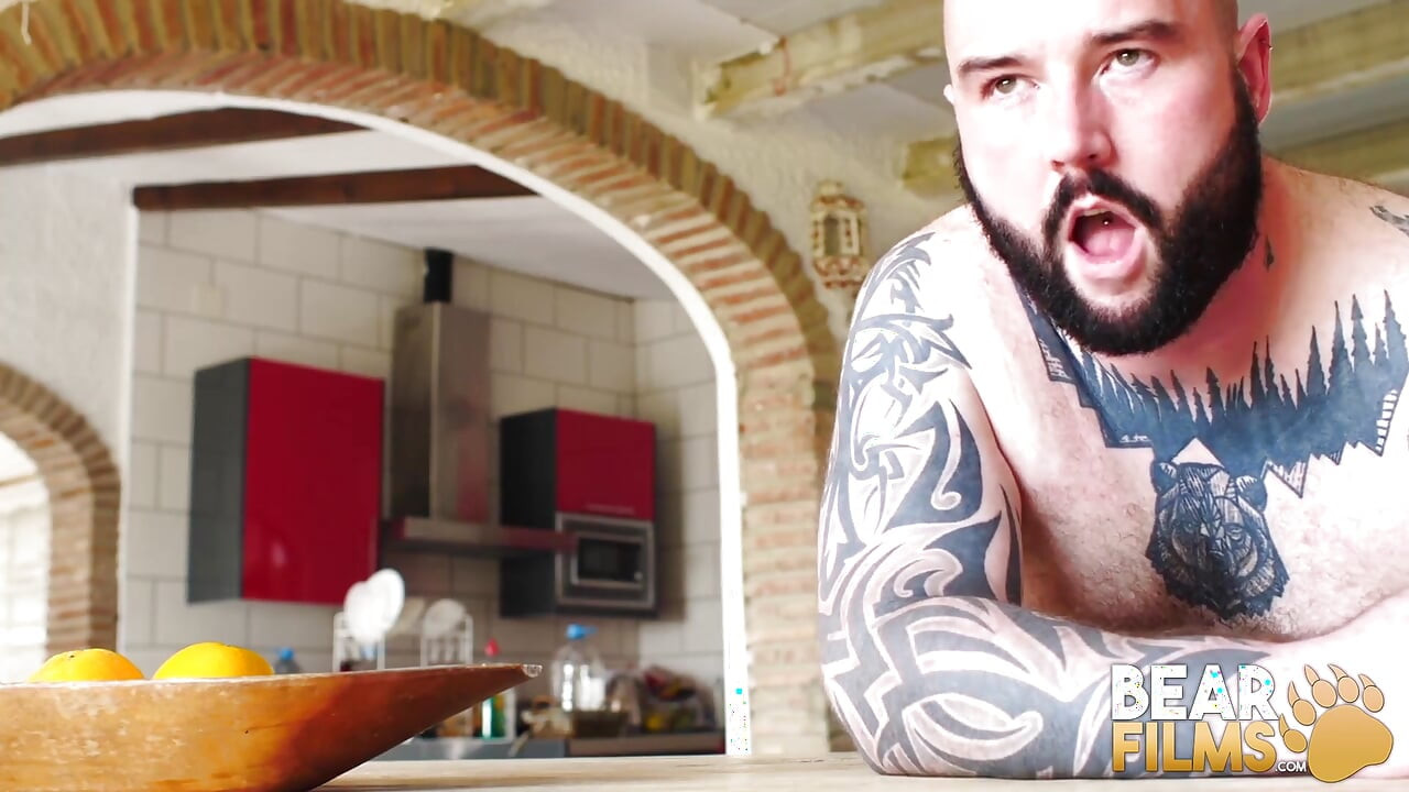 BEARFILMS - Justin West hamret af den saftige bjørn Adam Jones