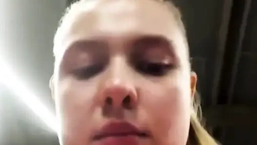 Pelatihan seksi di gym dengan leggins