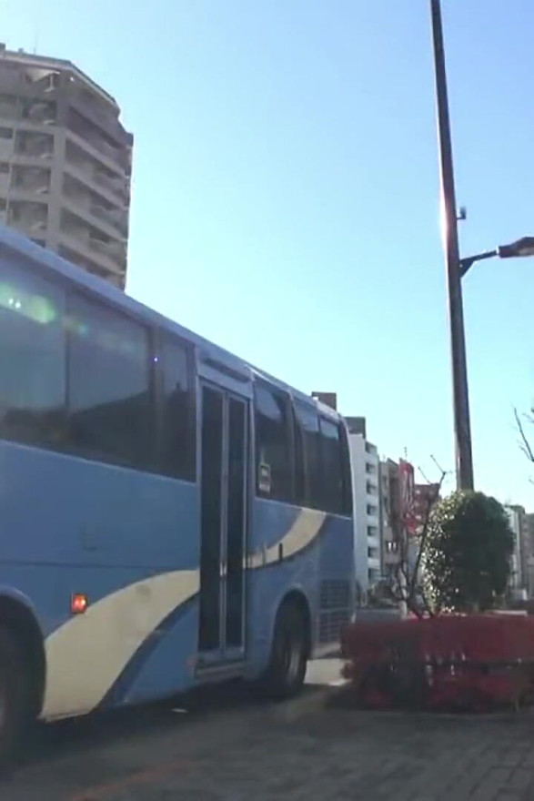 Ruuhkainen bussiruuhka. Mustat sukkahousut Lady tuntee läheltä puristusta, kurvit vetävät silmiä hänen ohjatessaan sitä lähemmäksi - Osa 1