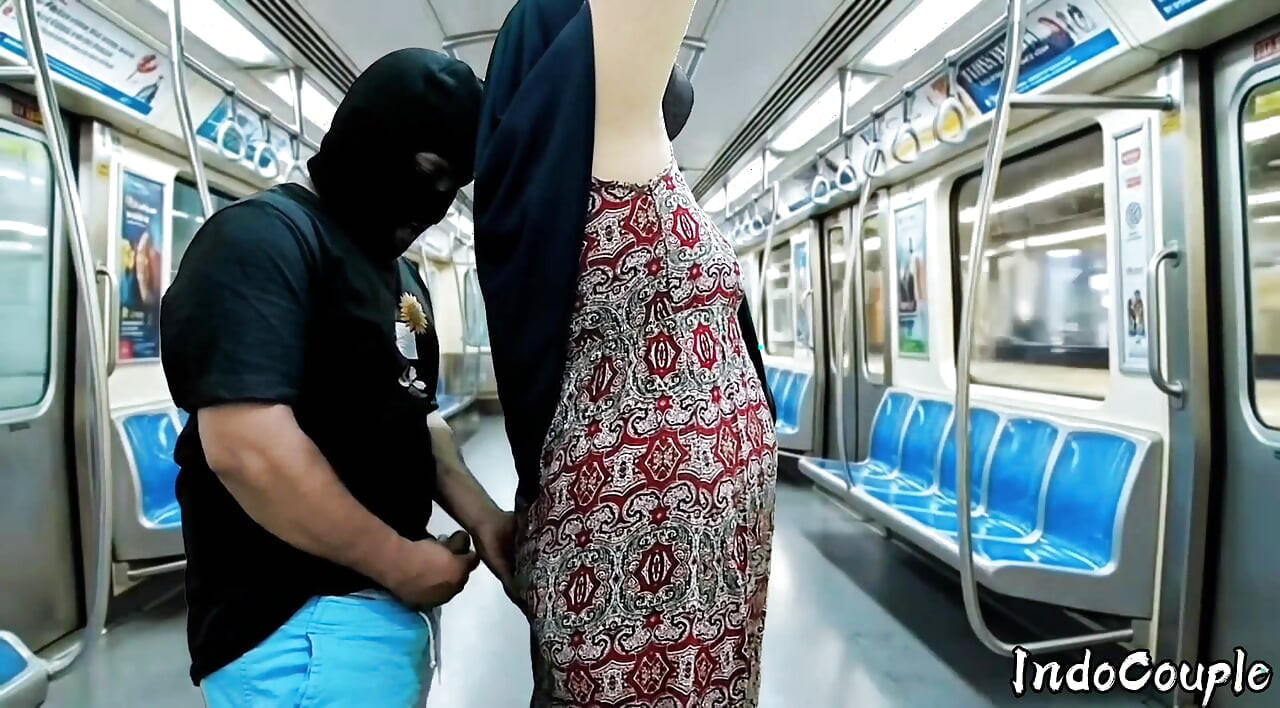 Hijab asia semok disetubuhi di dalam kereta Hijab Busty asian fucked inside a train