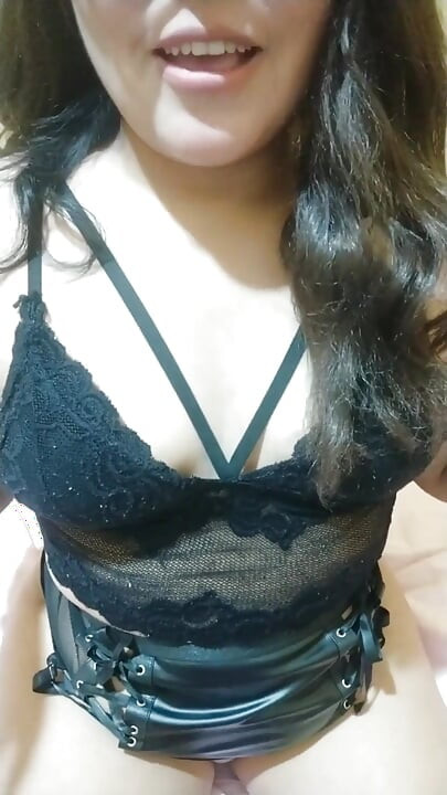 Mă joc cu vaginul meu am pus un vibrator mare în el care îmi scoate toate sucurile