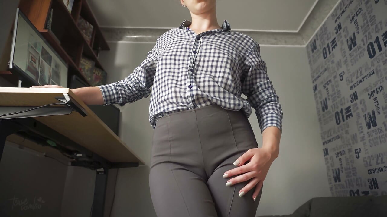 Fræk sekretær forfører dig med sin cameltoe i stramme bukser