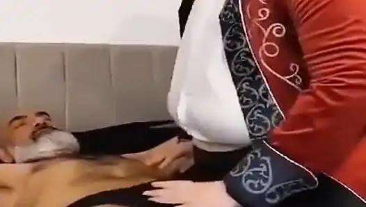 Büyük memeli korsan kraliçe büyük yarak alıyor